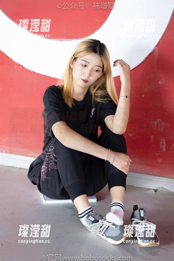 BoBoSocks袜啵啵 - 美图分享：雪糕穿着OL制服的花絮，听说连相机都想多拍几张