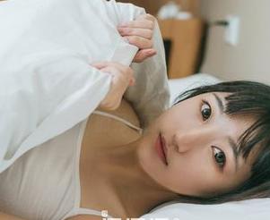 GIRLT果团网 – 谁说灰丝只属于黑白？甜Abby带你看在线图集的另一面。