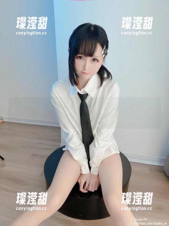 KuukoW和丝袜的趣味对话：最新照片里藏了什么？