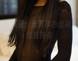 ROSI私房美图：长筒黑色丝袜，欲望与优雅并存