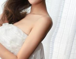 TGOD推女神 – 从桌子下偷看雪Baby的高清泳装图片，心里却在嘀咕。