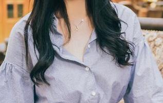 TouTiao头条女神 – 最新写真带来张蓝欣的连体衣，各种角度拍摄就是为了让你总在“左看右看”，看得目不转睛！