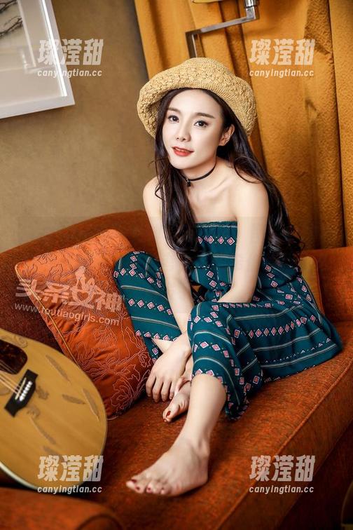 TouTiao头条女神 - 有时候，图片中的棉袜会让我停下来思考，莫晓希你给我什么启发了？