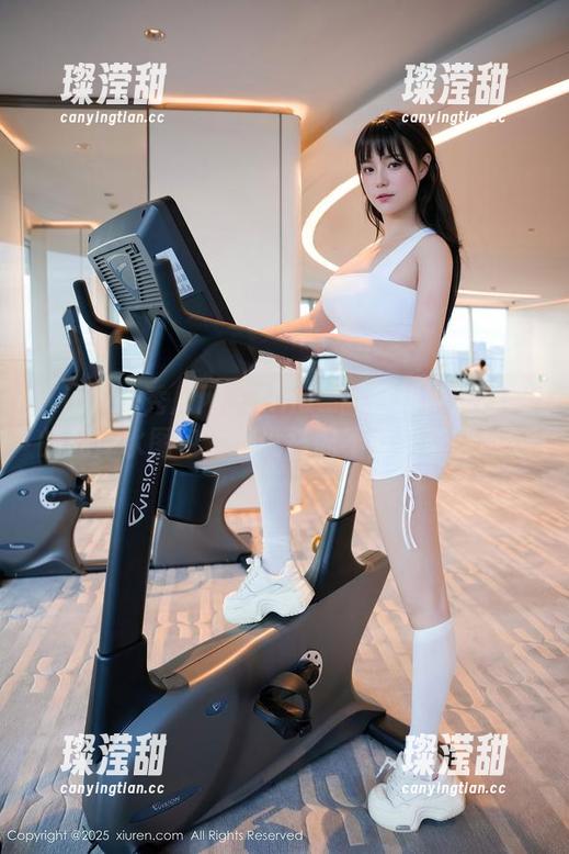 Xiuren秀人网 - tina_甜仔和她那奇葩的死库水图包，谁说搭配不能出奇制胜？