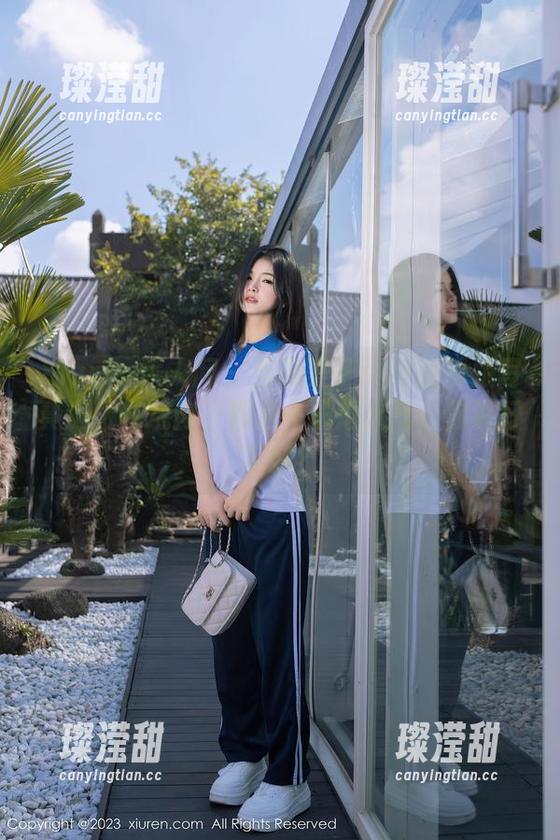 Xiuren秀人网-糯美子nini Xiuren秀人网 - 当糯美子nini的厨娘写真遇上红烧肉,都是一锅烟火气,你说好不好?