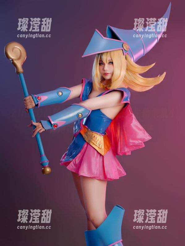 ZinieQ最新写真集：艾什莉（生化危机4），看她如何在危机中优雅求生