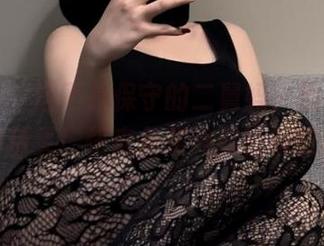 微密圈 – 这不是保守的二舅妈，是镜中的别样精灵！快来免费美图轻松获取！