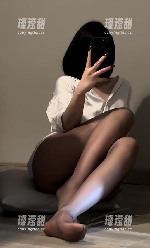 微密圈 - 哇，保守的二舅妈的白色搭配真会玩，这张原图太撩了！