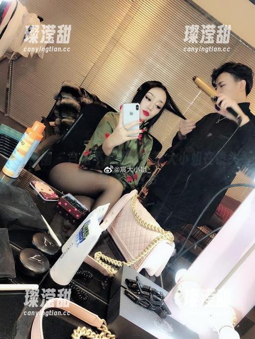 宸大小姐 微密圈 - 自拍不靠圣光?宸大小姐在镜头里淡定自若
