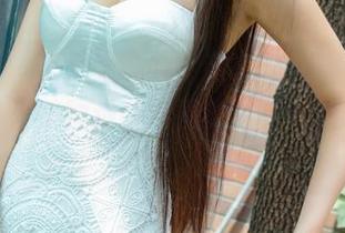尤果网 – 虽然是原图，蜜儿的女孩惹人遐想，像是某种难以捉摸的梦，永远悬在空中。