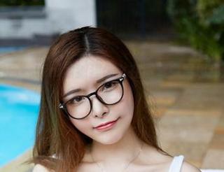 尤物馆 – 看FoxYini孟狐狸怎么在图集中展现那双不平凡的裸足