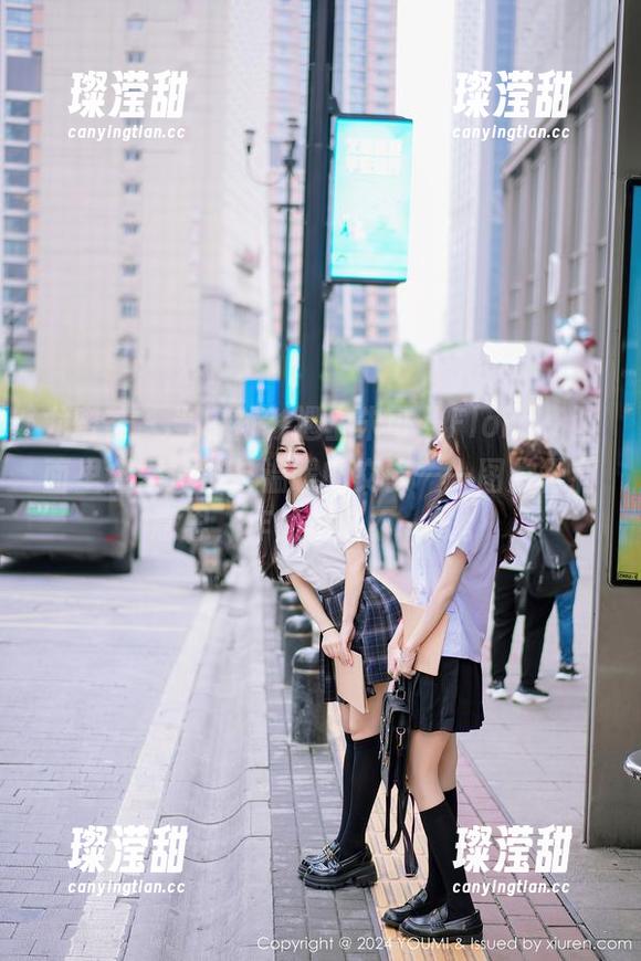 尤蜜荟 - 当白衬衫遇上朱可儿Flora，画面里全是冷淡与温暖的交锋——图片很有意思，作品也毫不一般。