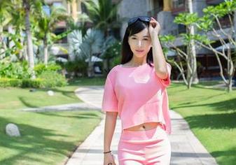 推女郎 – 白色的天使？不，是娜露在图库里的巧妙演绎！