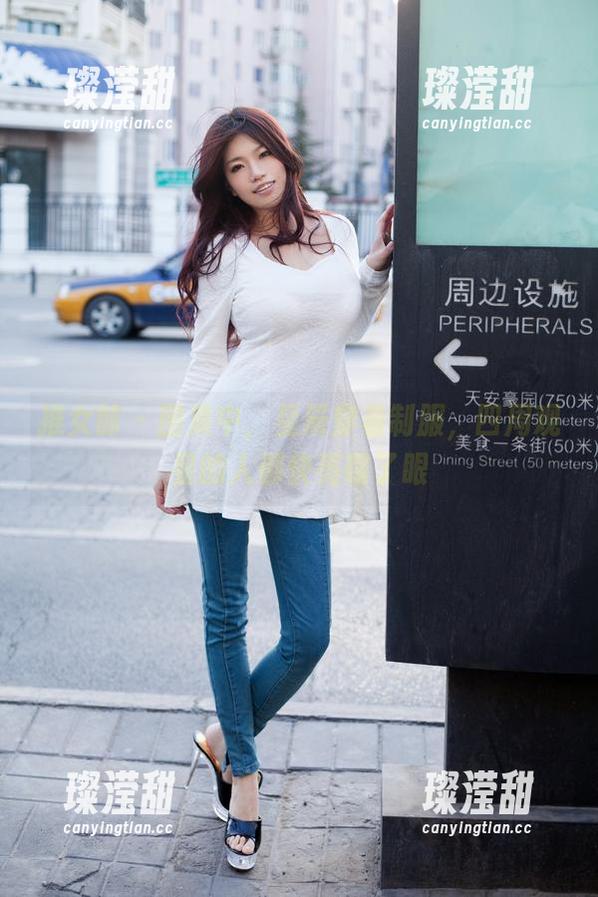 推女郎 - 图集中，星辰穿着制服，四周观星的人都快亮瞎了眼