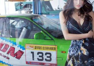 推女郎 – 看！模特林夕纯白图包的新更新，差点以为她在用冰沙当美妆秀！