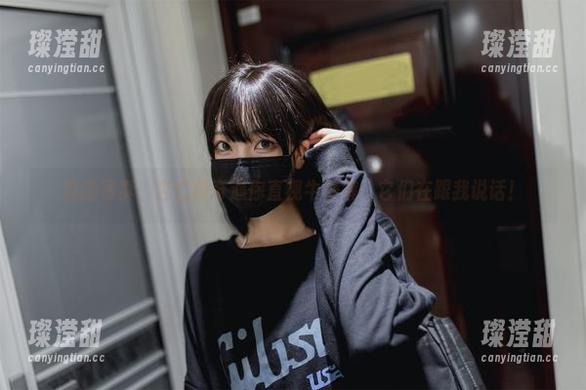 最新写真，杏仁曲奇逼你直视牛仔裤：它们在跟我说话！