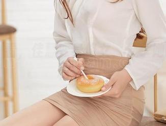 爱丝 – 看，佳慧变身修女，分享她的宁静和叛逆！