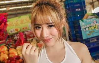 爱丝 – 柔软和勒紧，索菲的写真里隐藏着什么