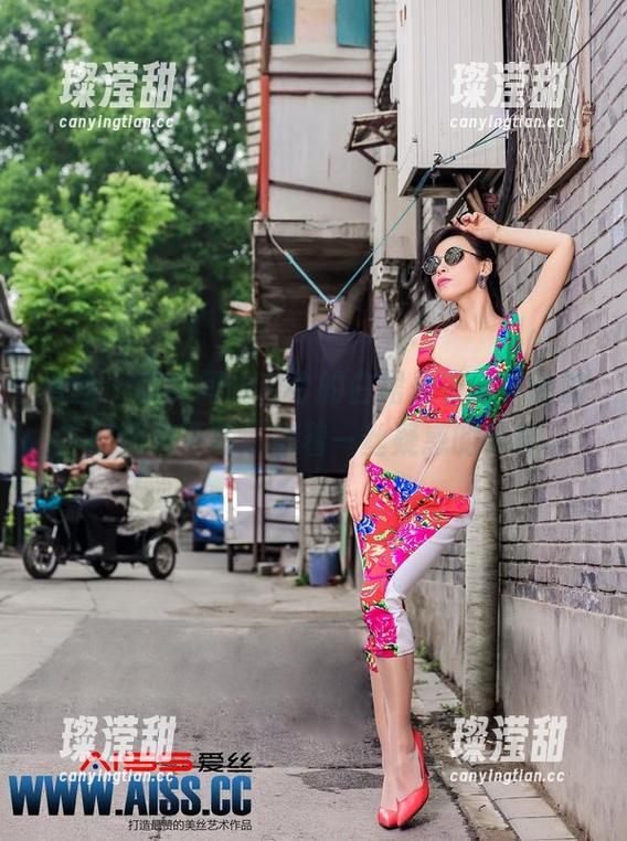 爱丝 - 我要问，若兮的白裙是被谁设计的？原图和更新，带着一丝疑惑的眼神。