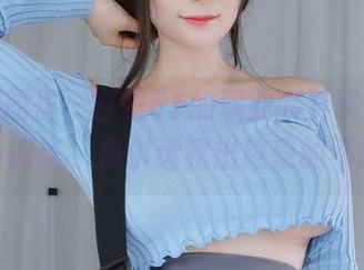 高清原图里，白银81的职业装其实做了一点小调整，偶尔透露出隐隐的不羁。