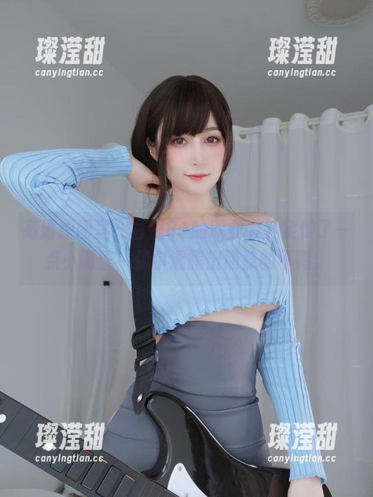 高清原图里，白银81的职业装其实做了一点小调整，偶尔透露出隐隐的不羁。