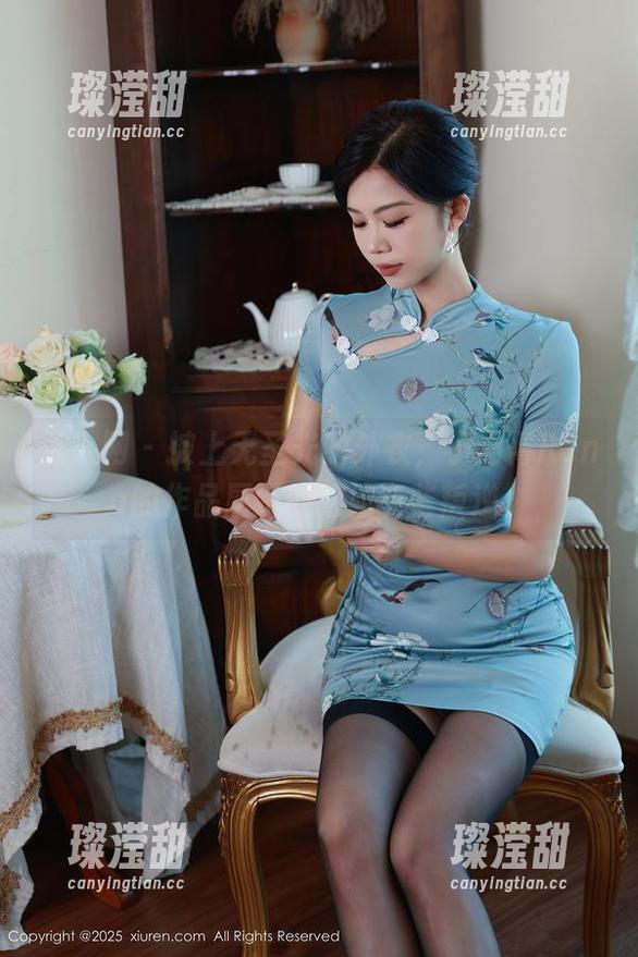 秀人网 - 披上无圣光的外衣，小海臀Rena的作品展示的姐姐有些叛逆。