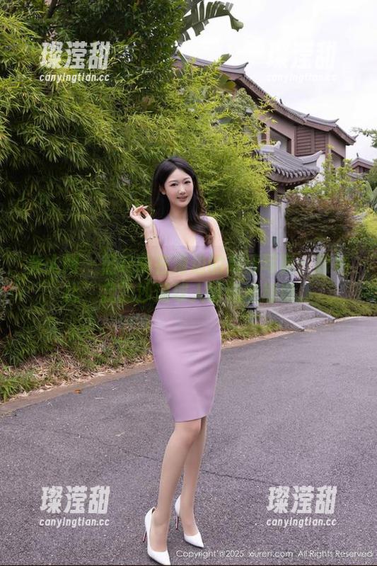 秀人网 - 熊晓晓在海边的高清写真：跟她比，我的沙滩球人设彻底崩塌。