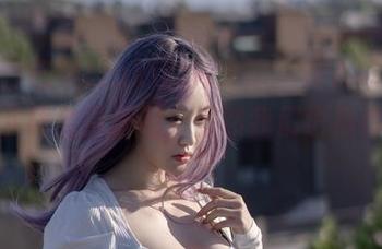 在脱尾巴Mizuki的泳池边，要么畅游，要么下载免费乐趣，当然我们也推荐自拍！