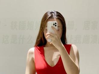 微密圈 – 铁锤姐姐最新图册，居家也能当模特？这是什么鬼，真是让我崩溃的差距。