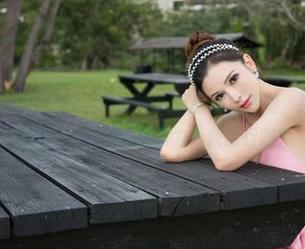 青豆客 – 又一组黄歆苑chobits的最新黑白套图，拍成这样，难道是在考验我的想象力，我能行吗？