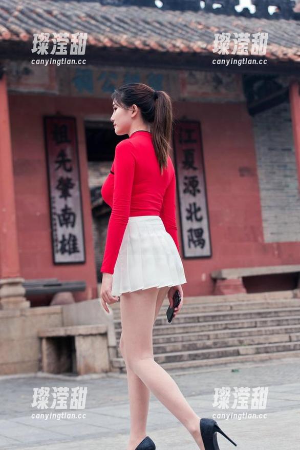 魔镜街拍-艾小青 魔镜街拍 - 艾小青的超短裙,配上这肉丝,原图一发,你信不信会被卡得看不住?