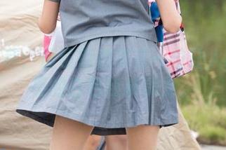 作品推荐：魔镜街拍带来一位让人眼前一亮的白色热裤美女。