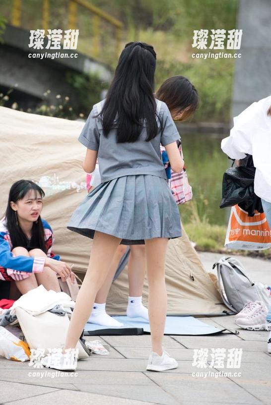魔镜街拍 作品推荐:魔镜街拍带来一位让人眼前一亮的白色热裤美女。